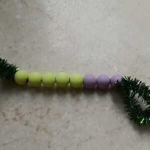 Llavero amarillo y morada